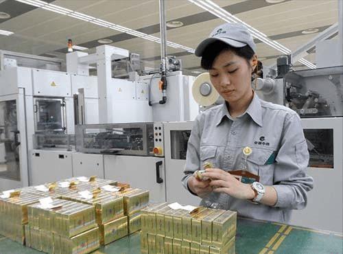 高材生投身卷煙流水線 一場(chǎng)關(guān)于人才配置的社會(huì)爭(zhēng)議